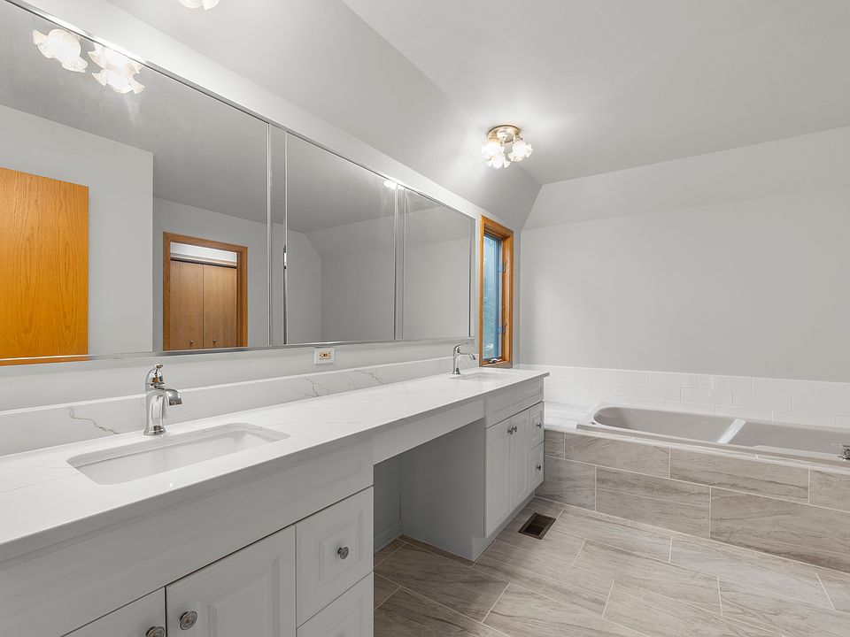 2nd image of 10 Valley View Dr