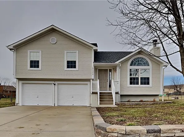 21904 Gracie Dr, Peculiar, MO 64078
