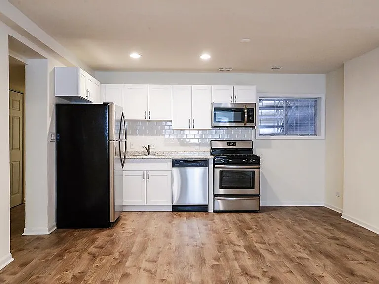 2302 W Monroe St #B — Photo 2