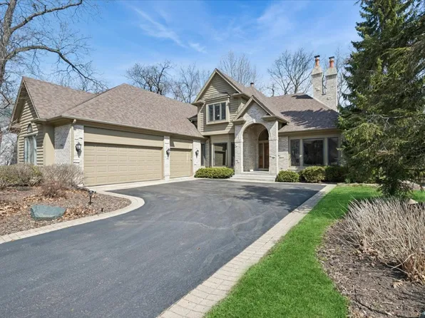 1065 Vineyard Dr, Gurnee, IL 60031