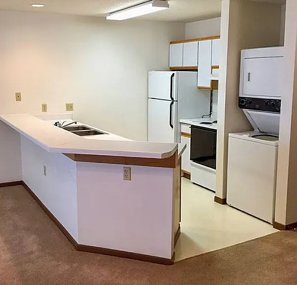 RIVERS EDGE RESIDENCES — Photo 5