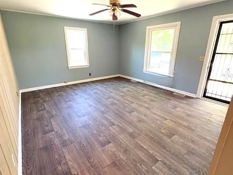 218 Eastview Dr — Photo 2