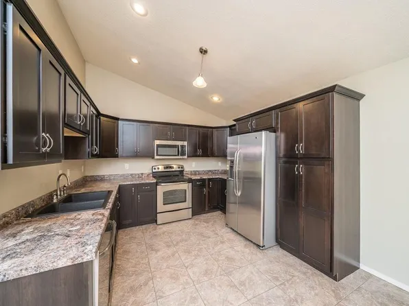 2002 S Shafer Dr, Sioux Falls, SD 57110