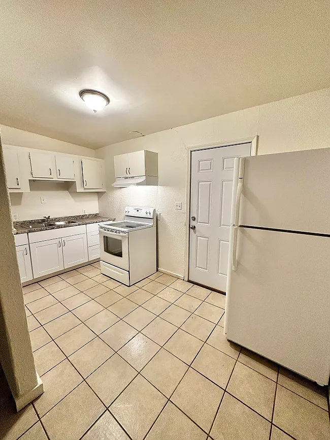 2 bed, $700 — Photo 4