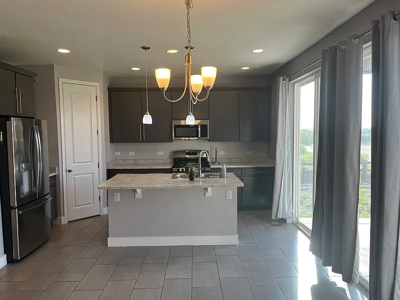 4 bed, 2.5 bath, 1860 sqft, $3,099 — Photo 3
