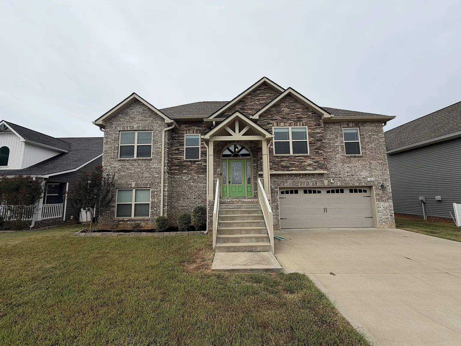 5 bed, 2800 sqft, $2,100 — Photo 1