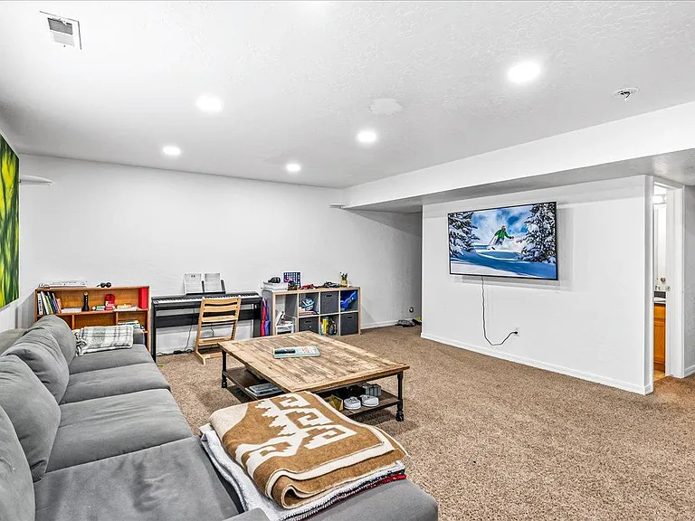 1275 Foxcrest Ct — Photo 22