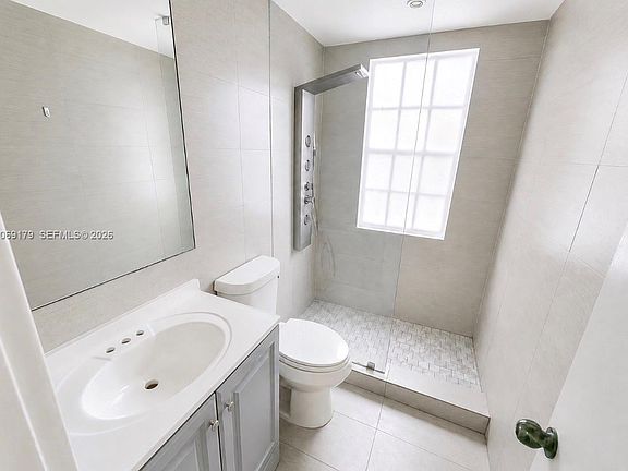 5th image of 940 7th St #940A