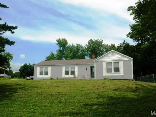 26 Capitol Hill Dr, Saint Louis, MO 63136