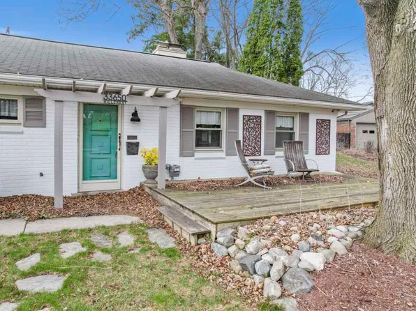 33650 Hillcrest Dr, Farmington, MI 48335