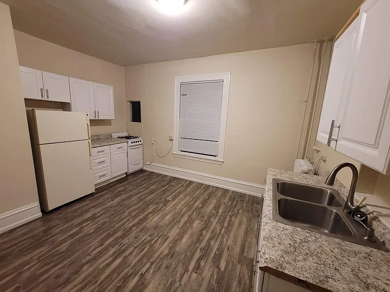 5033 Brooklyn Ave NE #10 — Photo 6