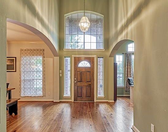 Gorgeous entry with solid pine flooring, graceful arches and crown molding.