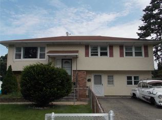 996 Martinstein Ave, Bay Shore, NY 11706