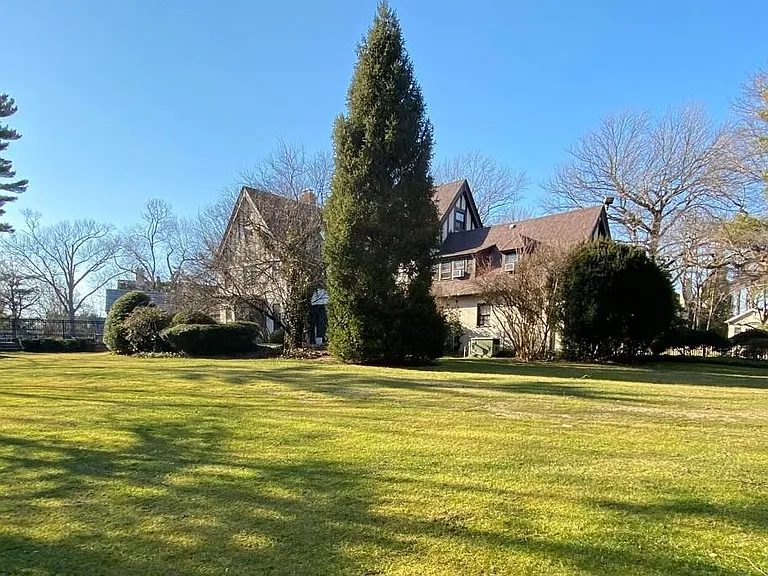940 Smith Ln — Photo 2
