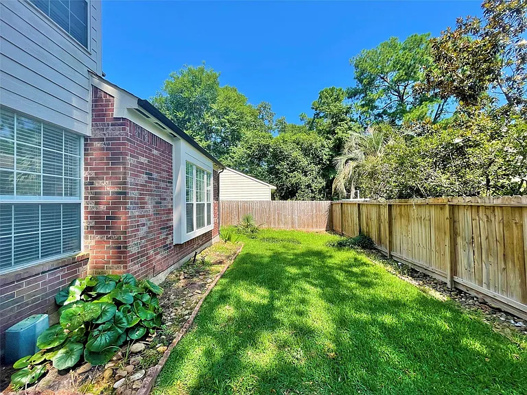 8 Greentwig Pl — Photo 37