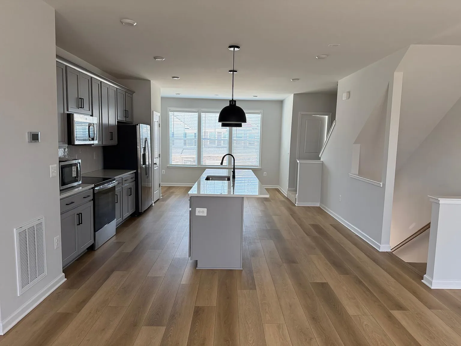 3 bed, 2174 sqft, $2,650 — Photo 4