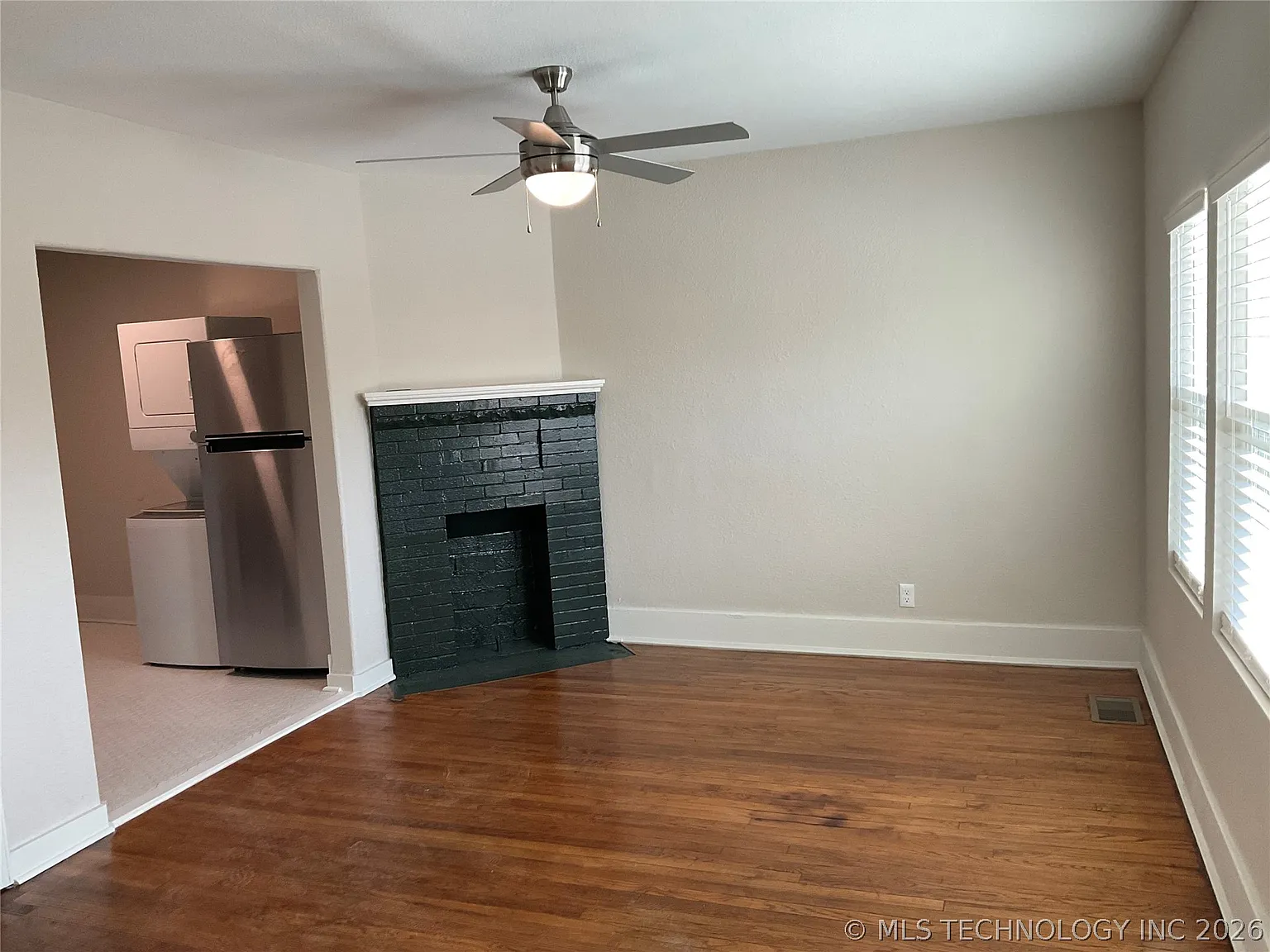 2 bed, 1.0 bath, 722 sqft, $1,000 — Photo 3