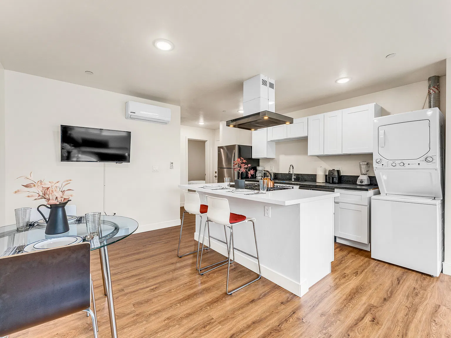 2 bed, 683 sqft, $2,490 — Photo 3