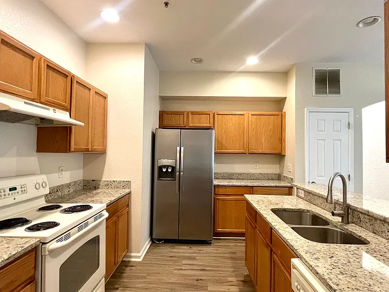 2950 Ashland Ln S — Photo 7