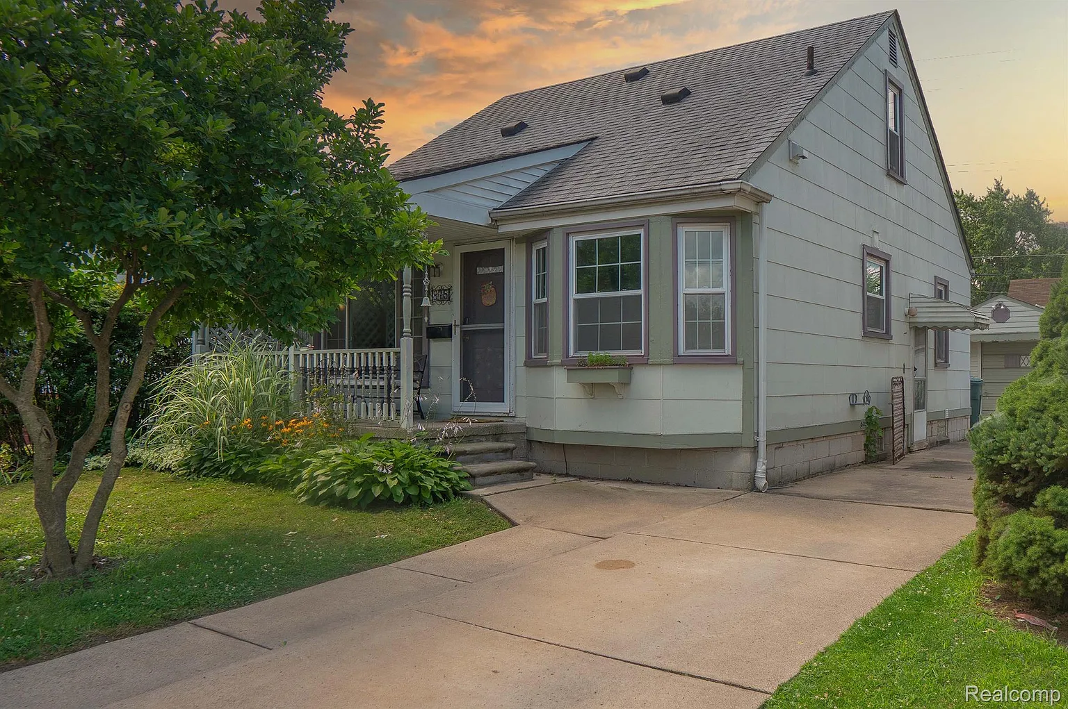 875 White Ave photo 1