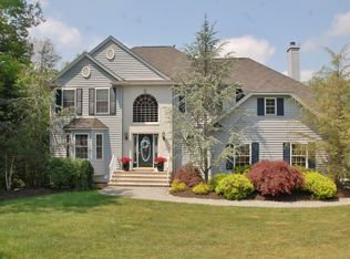 9 Mackenzie Ln, Oak Ridge, NJ 07438