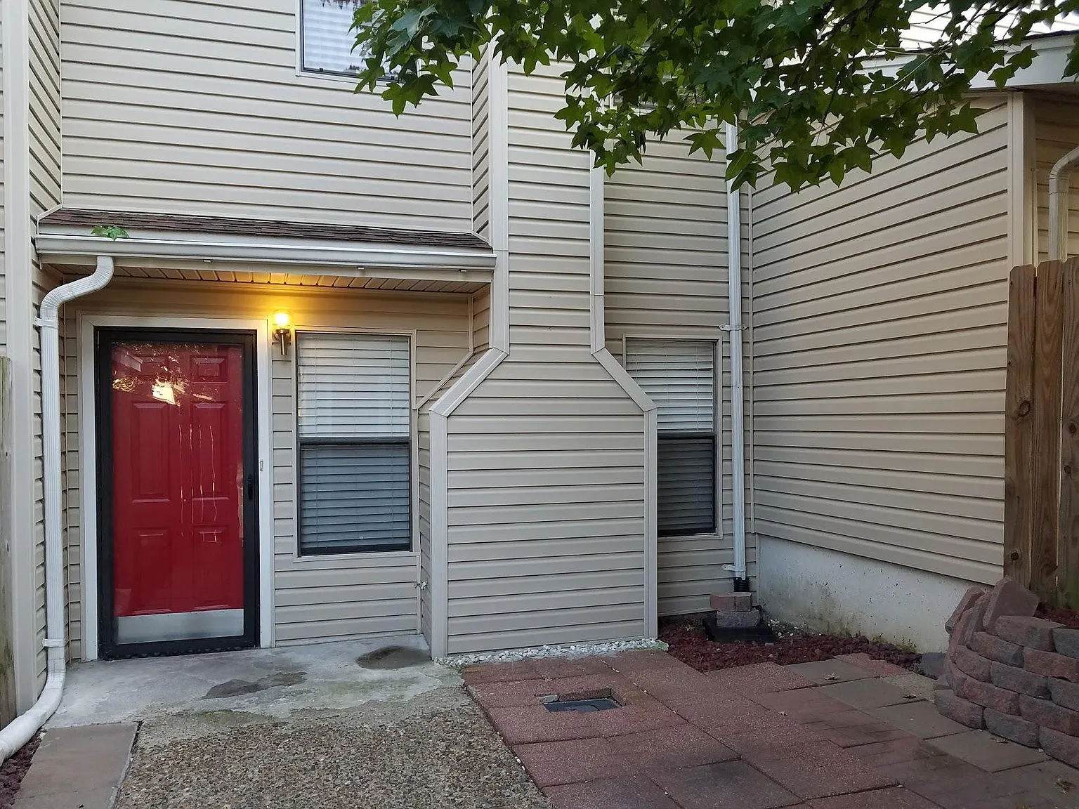 2 bed, 1.5 bath, 870 sqft, $1,100 — Photo 3