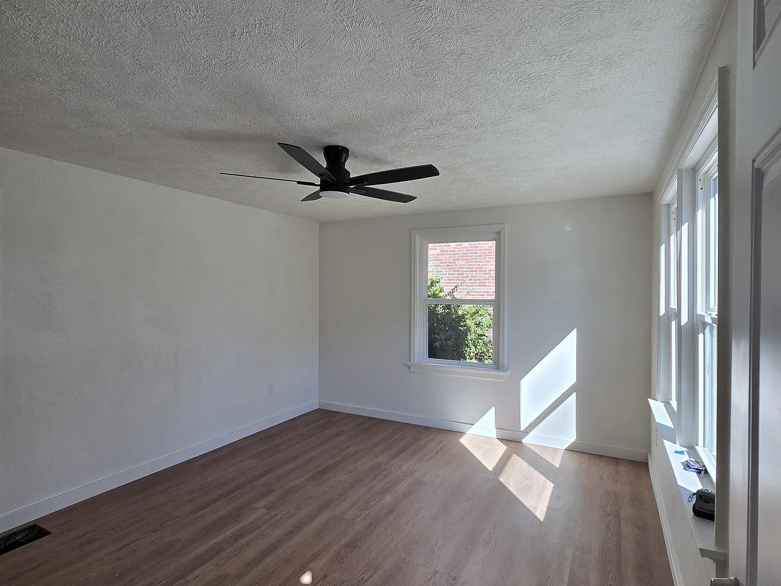 584 Smith Ave — Photo 2