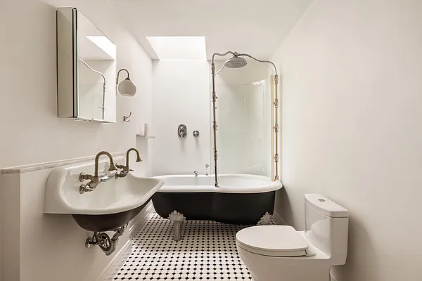 Bathroom, photo 1