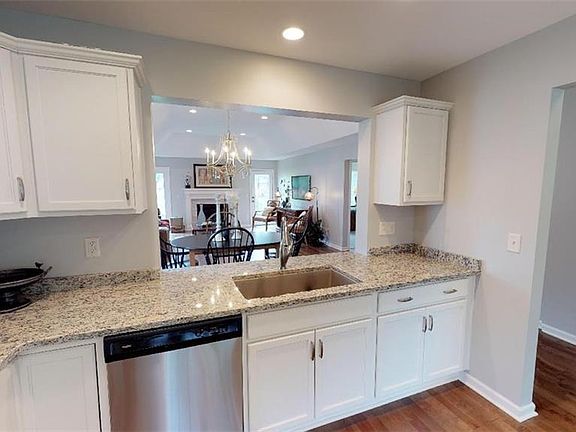 3rd image of 27 Cherry Laurel Ln