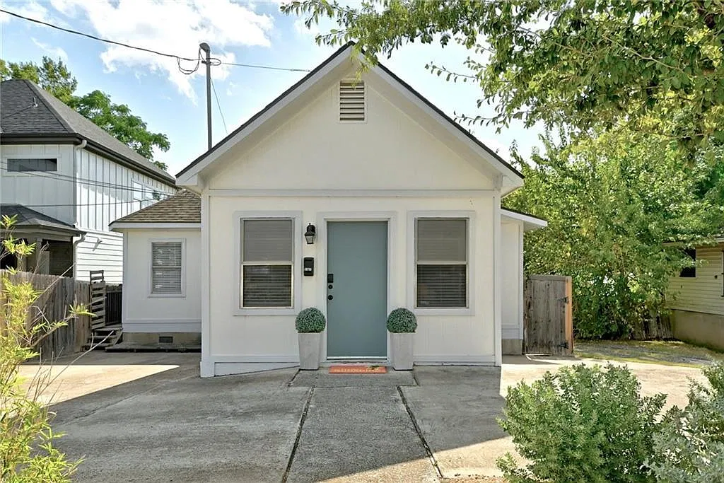 1 bed, 2.0 bath, 829 sqft, $2,200 — Photo 1