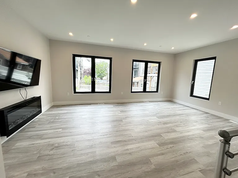 241 W Third Street Pl #R — Photo 5
