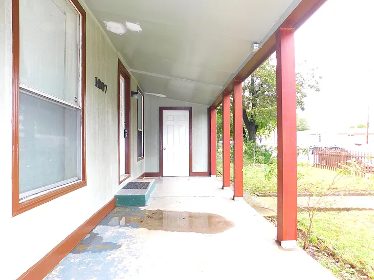 1007 W Collins St — Photo 3