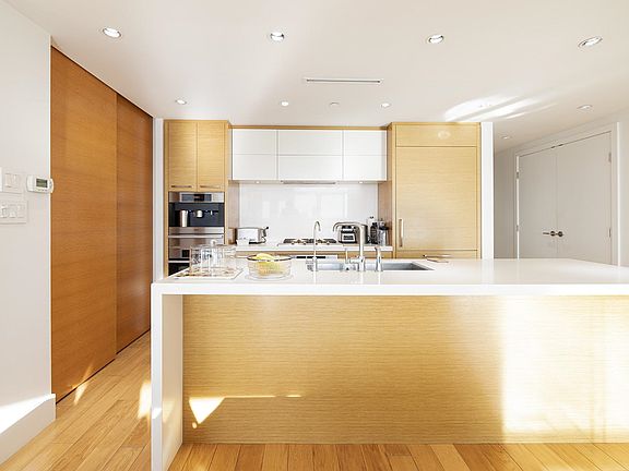 2nd image of 667 Howe St #3001
