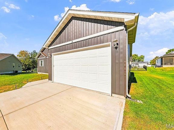 5th image of 2 Redbud Cir