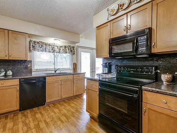 4th image of 2118 Village Crest Dr