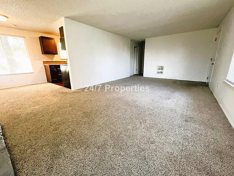 6421 SE 52nd Ave — Photo 3