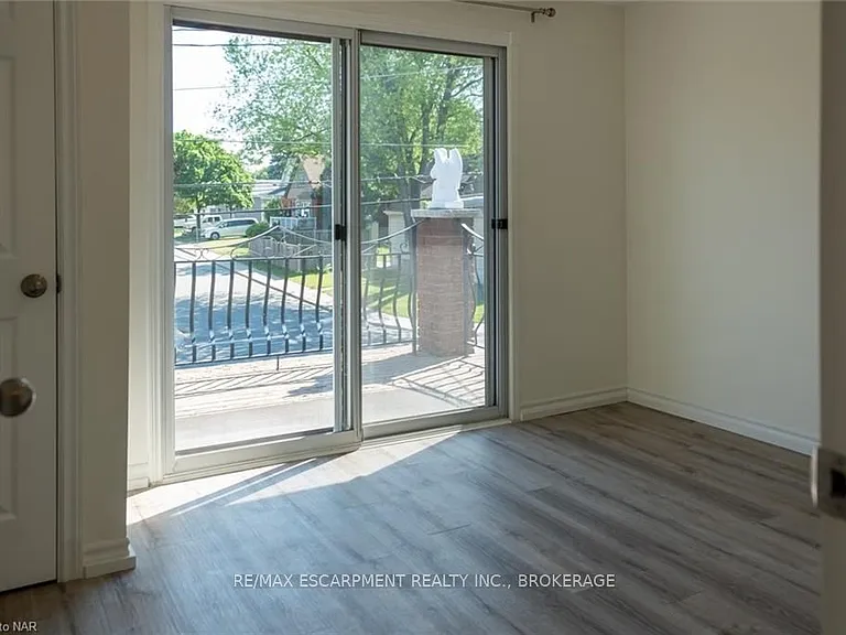 359 Queensdale Ave E #UPPER — Photo 9