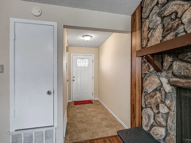 1717 Palisades Dr — Photo 2