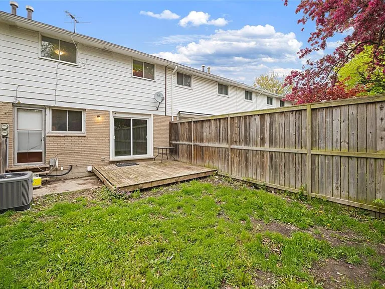 183 Bedford Cres — Photo 21