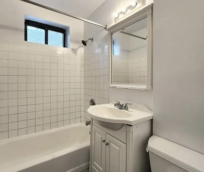 1430 N Dearborn Pkwy — Photo 44