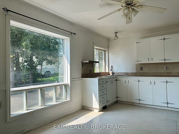 4th image of 2295 Sydenham Rd