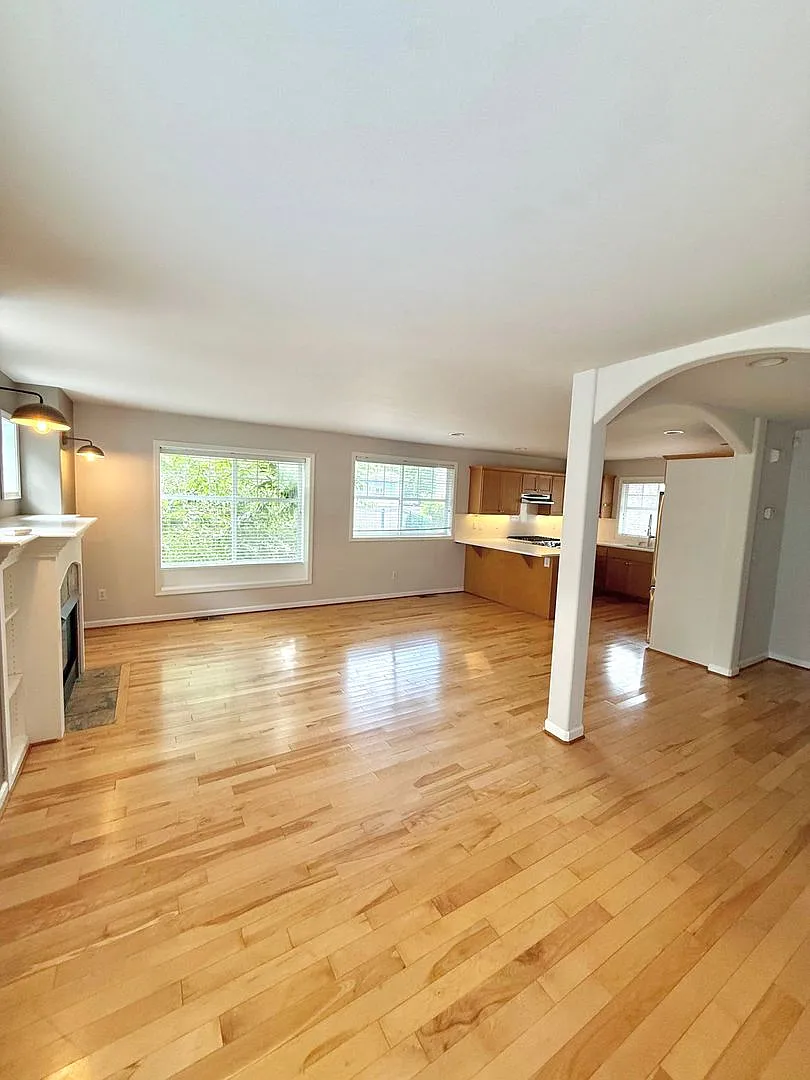 Prime Central District Location with Easy City Access — Photo 4
