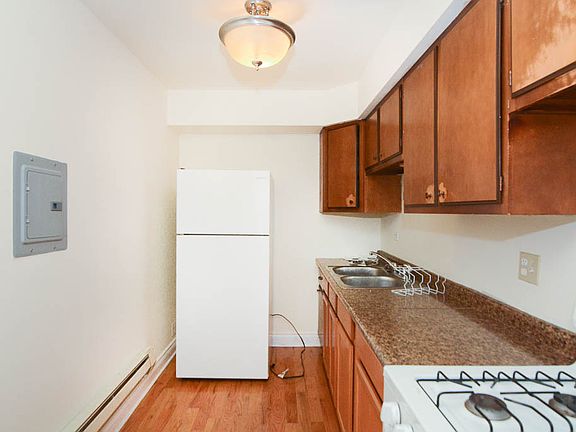 2nd image of 660 W Wrightwood Ave #212