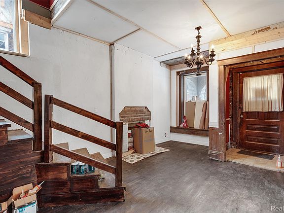 4th image of 70 Lawrence St