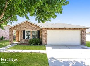 805 Lazy Bayou Rd, Arlington, TX 76002