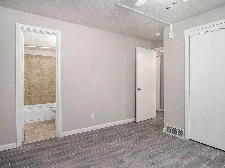 219 S 38th Ave — Photo 4