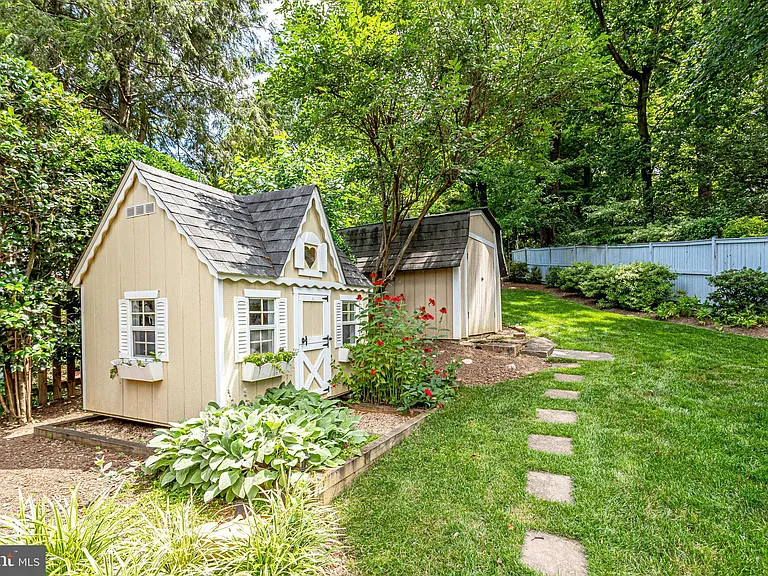 4894 Williamsburg Blvd — Photo 46