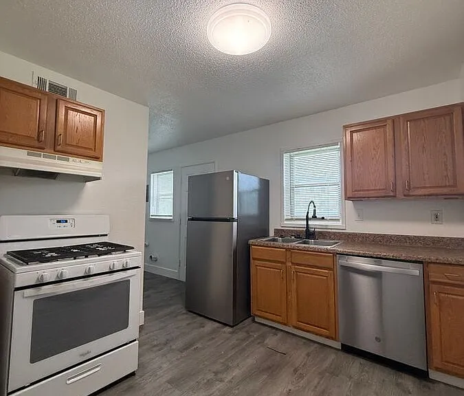 9525 Charlotte St — Photo 2