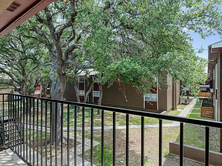 Green Oaks at Medical Apartments — Photo 3