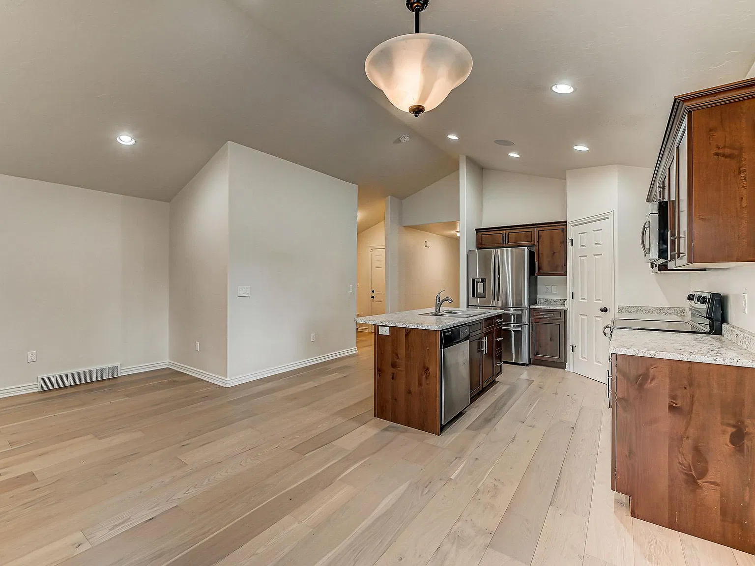 926 W Delorean Ln — Photo 4